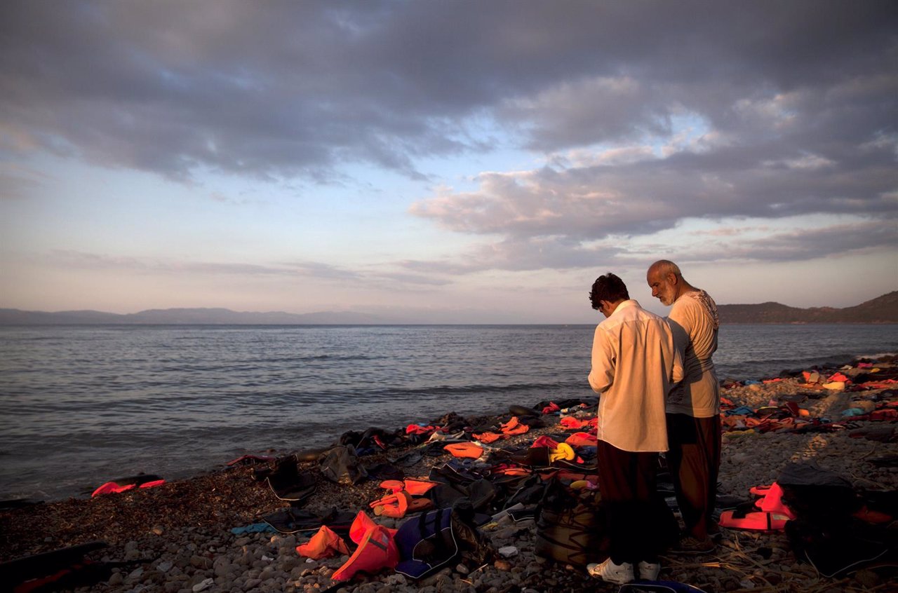 Refugiados sirios tras llegar a la isla griega de Lesbos