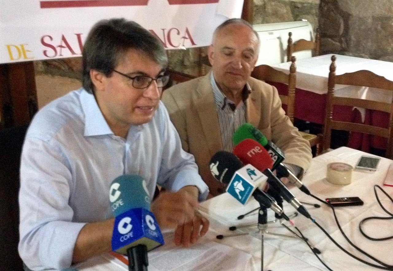  Sánchez Junto A Un Miembro De La Plataforma 'Salvar El Archivo De Salamanca'.