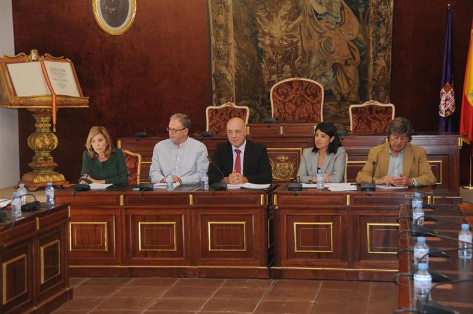 Romero (izda.) y el presidente de la Diputación cordobesa (centro) en la Asamble