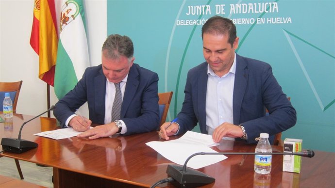 El delegado de la Junta en Huelva, Francisco José Romero, con Jabugo.