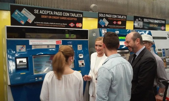 Cifuentes y Rollán acompañan a dos jóvenes a renovar su abono transportes