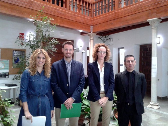 Junta y Feansa exponen a la mujeres las ventajas de emprender