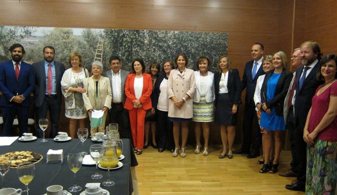 Sánchez Rubio (c) con autoridades y premiados.