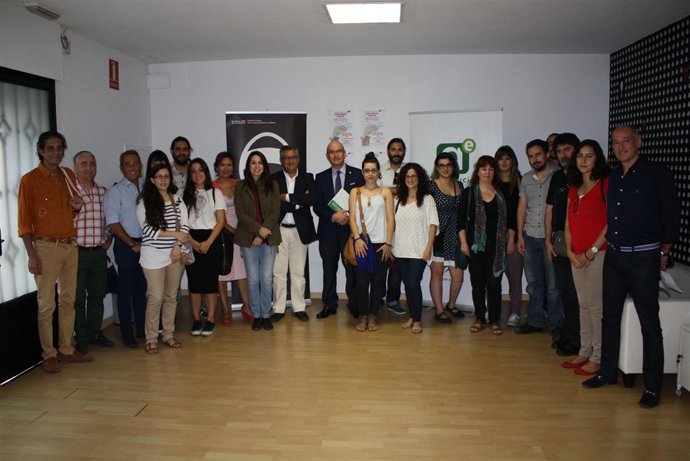 Carmona (centro), junto a emprendedores creativos