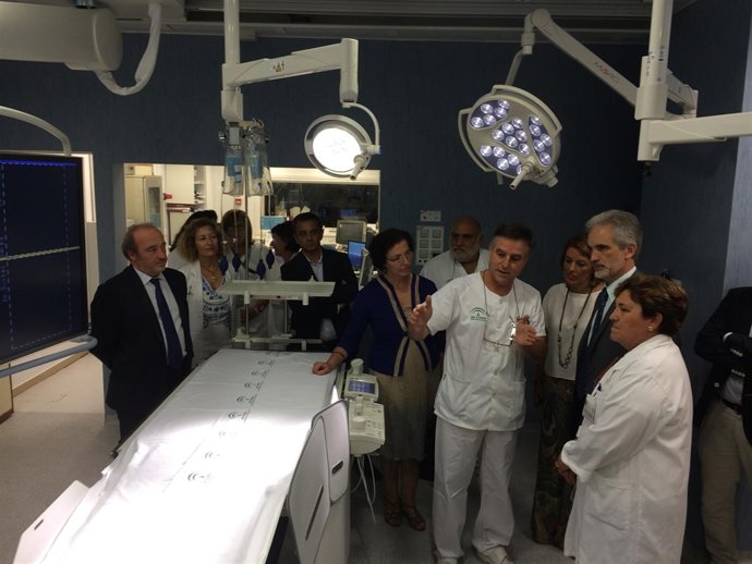 Alonso recibe explicaciones sobre el funcionamiento del angiógrafo