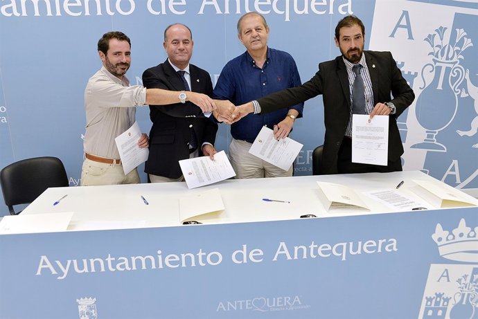 Alcalde de Antequera, Manuel Barón, y Javier Duque (PSOE) y Francisco Matas (IU)