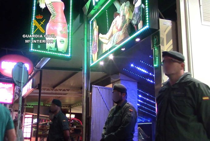 Guardia civiles en la puerta de uno de los locales de alterne