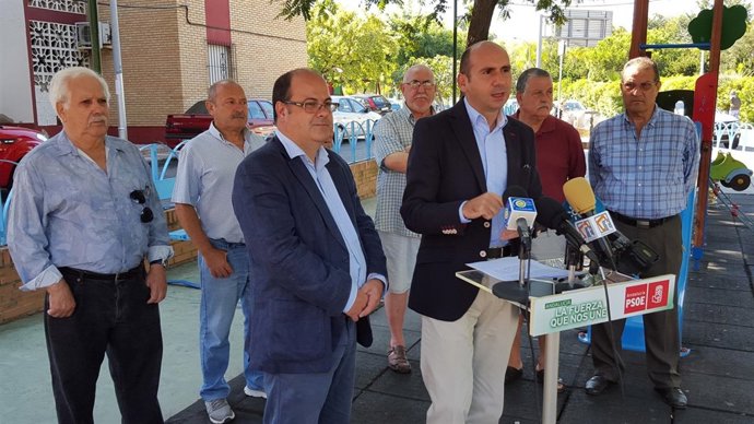 Francisco Conejo, PSOE-A, en un hogar de la tercera edad de Torremolinos