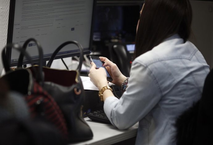 Gente trabajando, ordenador, ordenadores 