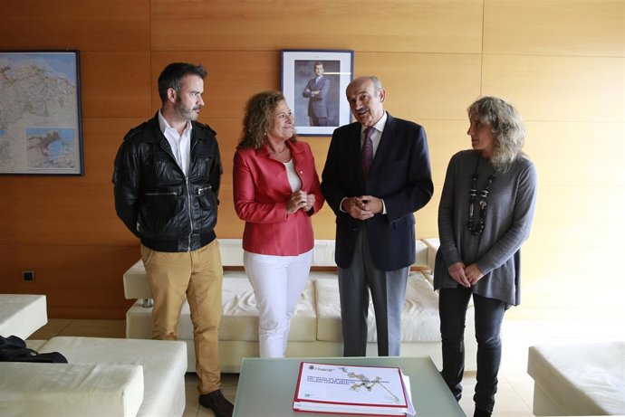 El consejero de Obras Públicas y Vivienda con la alcaldesa de Comillas