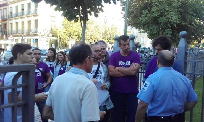 Concentración a las puertas de Diputación. 