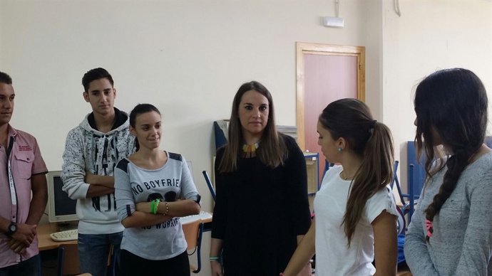 Esther Ruiz (centro) en la visita al IES de Villarrubia