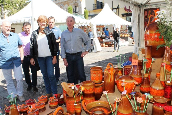 El concejal de Fiestas, Pedro Llamas, en la visita a la feria