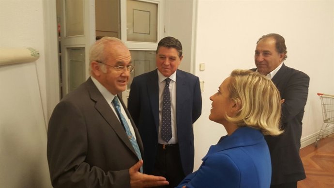 Martínez-Cachá charla con Del Campo en presencia de Claver