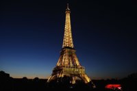 Detenido tras escalar más de 50 metros de la Torre Eiffel