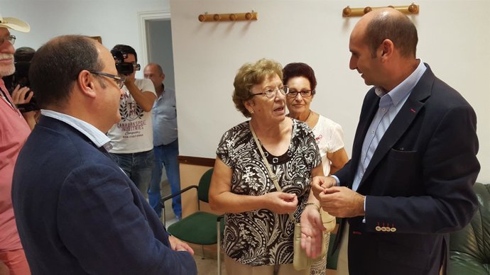 Francisco Conejo, PSOE-A, en un centro de tercera edad de Torremolinos