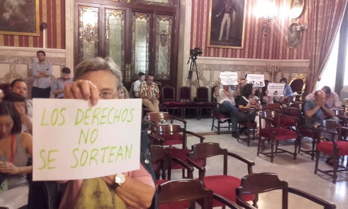 Protesta en el pleno del Ayuntamiento de Sevilla