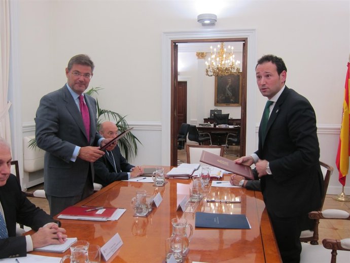 El ministro Rafael Catalá y el consejero asturiano Guillermo Martínez