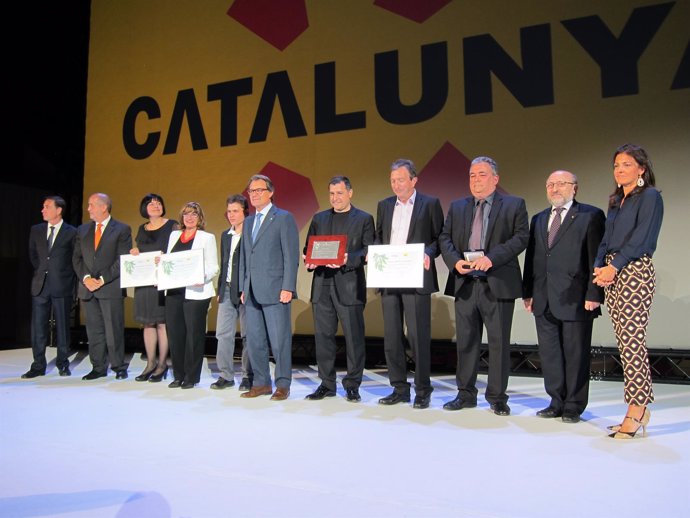 El pte. Artur Mas con los premiados con los Galardones de Turismo de Catalunya