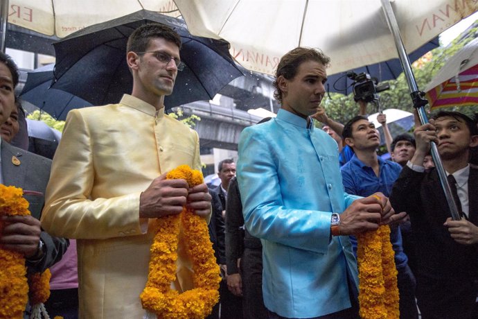 Djokovic y Nadal rezan durante su visita al Santuario de Erawan