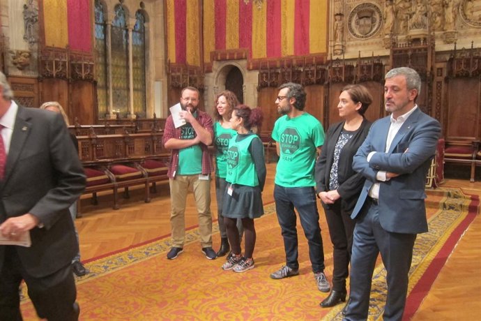Ada Colau recibe en el Ayuntamiento a representantes de la PAH