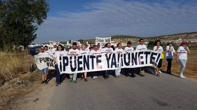 Marcha para pedir el puente sobre el vado inundable