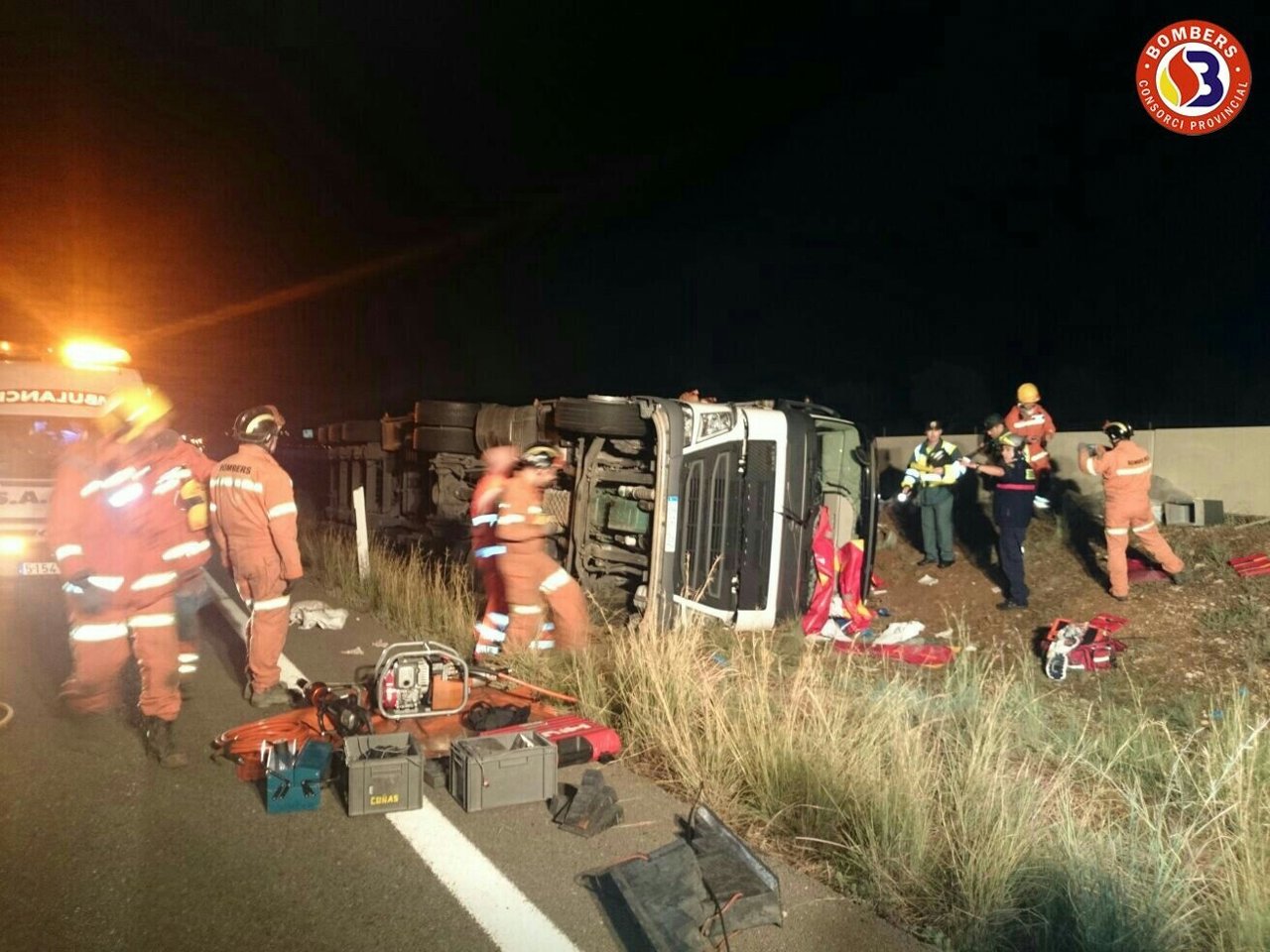 Un camión que transportaba gallinas vuelca en la A3
