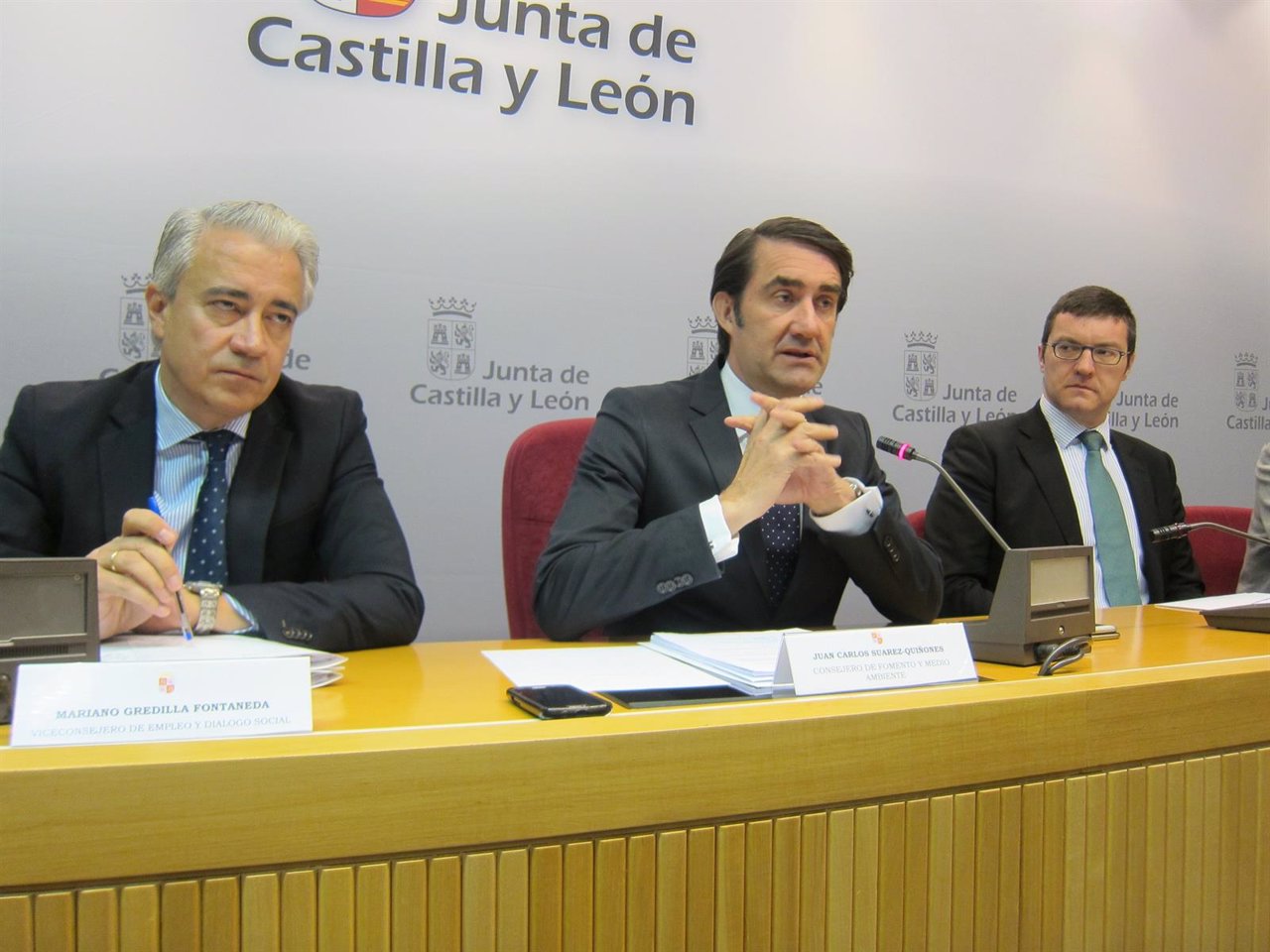 Suárez-Quiñones (centro), en rueda de prensa sobre vivienda de alquiler.