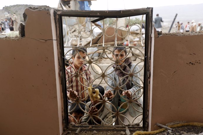 Niños en una casa dañada por un bombardeo en Yemen
