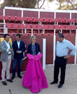 Aguirre durante su visita a la Escuela de Tauromaquia de Madrid