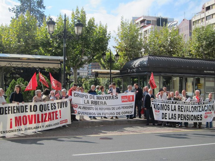 Concentración de las Uniones de Jubilados y Pensionistas UGT y CCOO