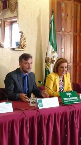 El consejero José Fiscal, en rueda de prensa en Almería