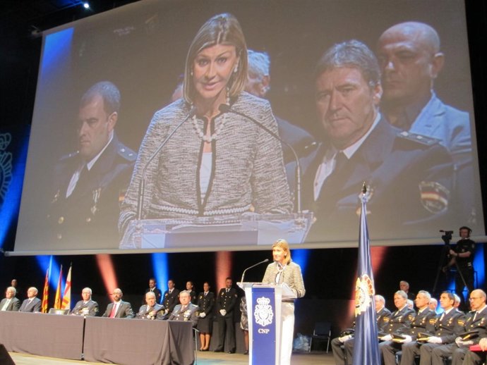 Llanos de Luna (delegada del Gobierno en Catalunya) en el Día de la Policía