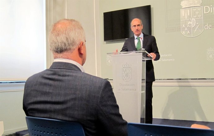 Javier Iglesias habla delante del 