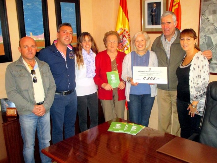Acto de entrega del cheque a la Asociación Contra el Cáncer.