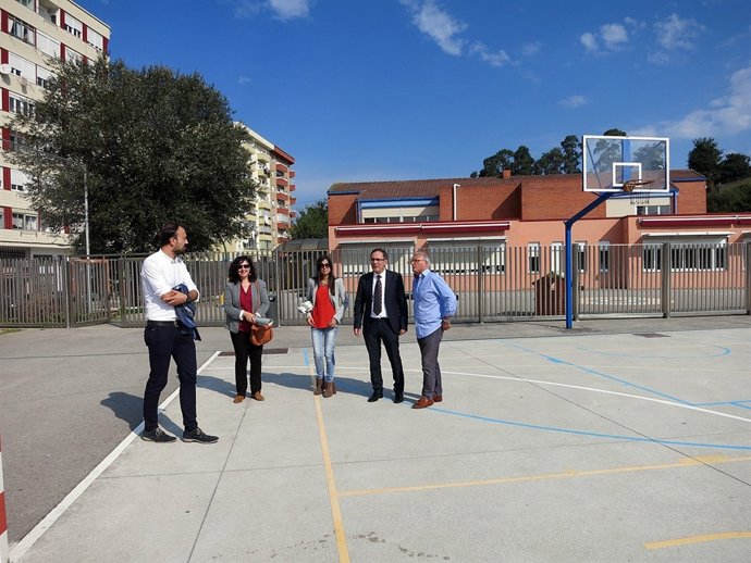 Anuncio de cubierta para la pista deportiva del colegio José María Pereda