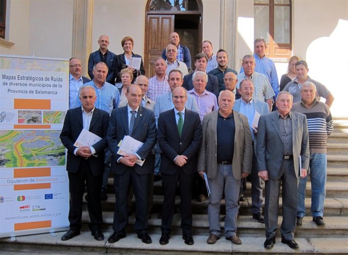 Alcaldes y presiente de la Diputación de la entrega de los documentos del mapa.
