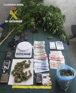 Droga, dinero y objetos incautados a los ocho detenidos