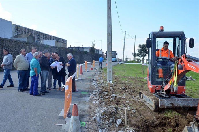 Inicio de las obras de la nueva acera en Lluja