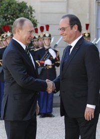 Hollande y Putin tratan de acercar posturas sobre Siria en un frío encuentro