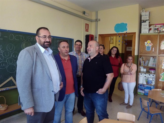 Visita delegado de Educación en Granada a Pinos Puente