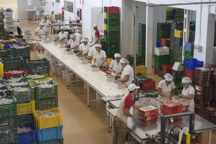 Fabricación de mantecados en Estepa.