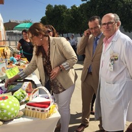 Luna visita uno de los estand