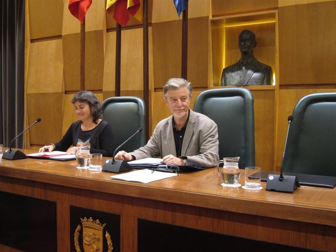 El alcalde Pedro Santisteve y Luisa Broto