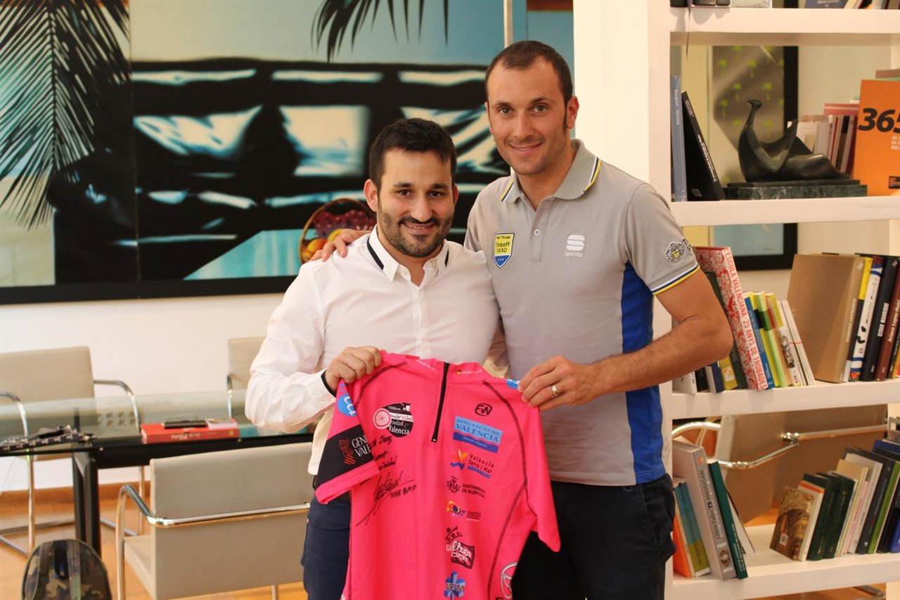 Vicent Marzà junto al ciclista Ivan Basso