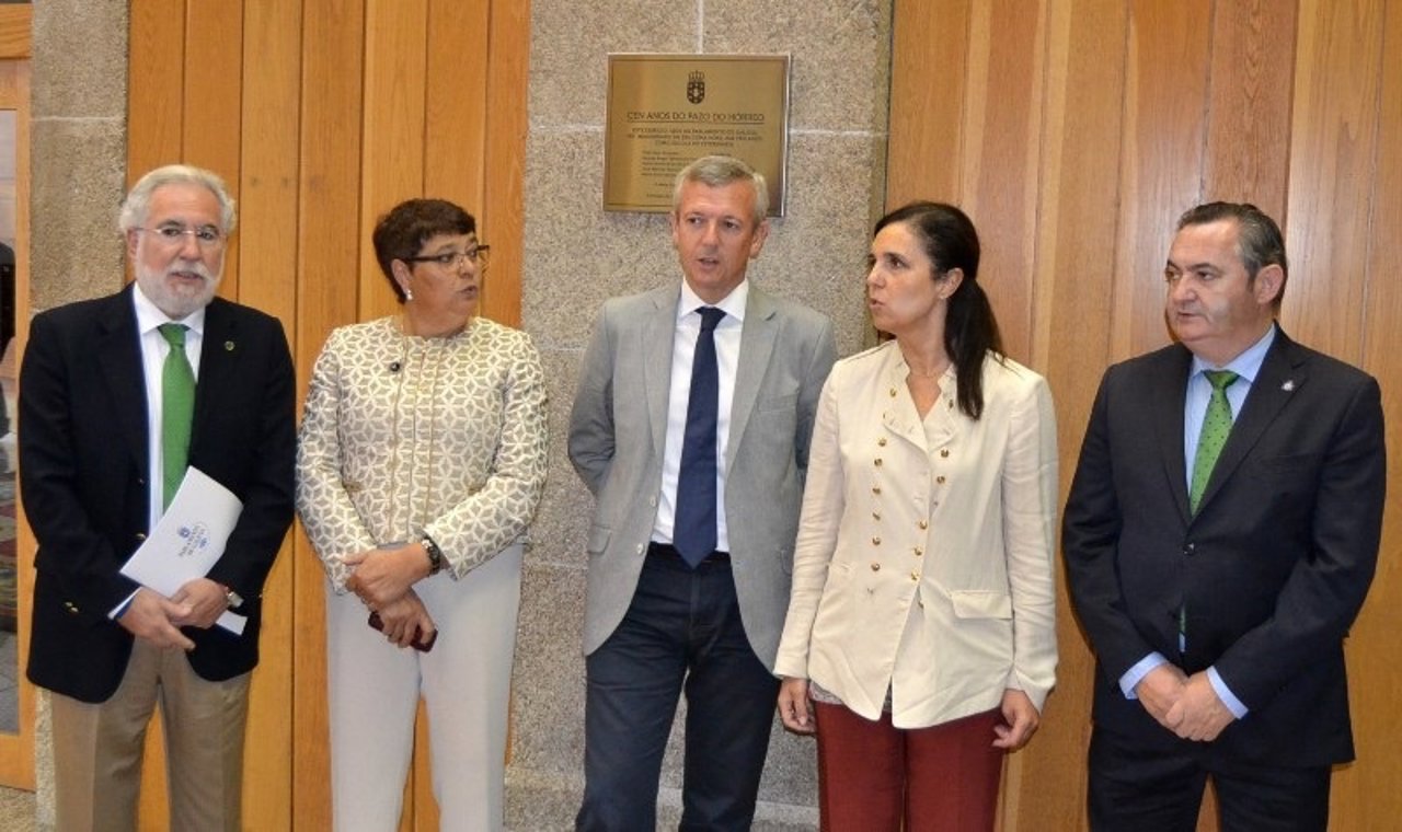 Frente a la placa que conmemora los 100 años del Parlamento