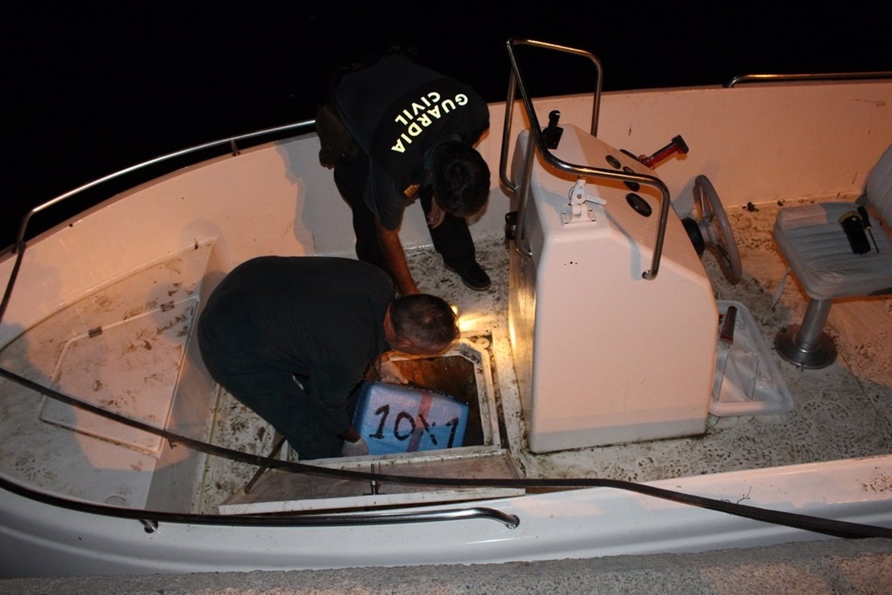 La Guardia Civil intercepta una lancha con 892 kilkos de hachís