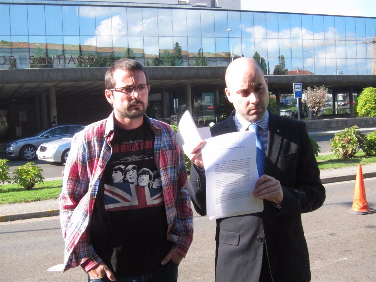 Antonio Lago, padre de Andrea, y su abogado Sergio Campos ante el CHUS