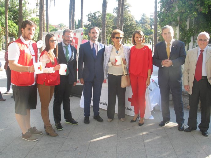 Felipe López con el Día de la Banderita de Cruz Roja