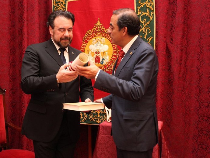 Miguel Ángel Castro entrega el premio a Carlos Álvarez